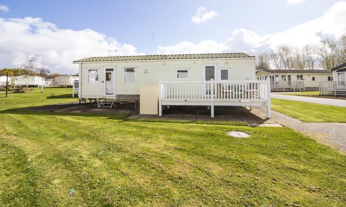 Hunstanton House | Lovely 8 berth caravan at a brilliant holiday park, Manor Park ref 23113K