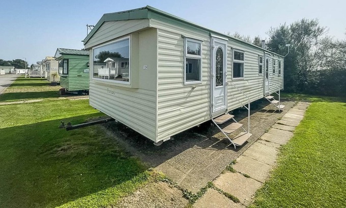 Mappleton House | Lovely 8 berth caravan for hire at Skipsea Sands Holiday Park ref 41124WF