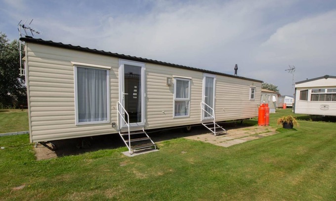 Clacton-on-Sea House | Lovely 8 berth caravan for hire at St Osyth holiday Park ref 28026CW