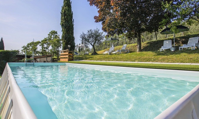 Castelfranco di Sopra Villa | Lovely apartment in villa for 3 guests with pool, WIFI, TV, patio and parking