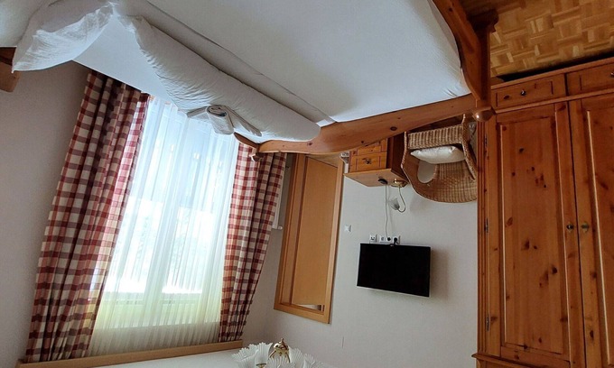 Augsdorf Apartment | Lovely apartment for 6 guests with WIFI, TV, balcony and parking
