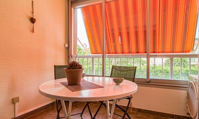 Le Brusc Apartment | Lovely apartment for 3 guests with A/C, TV, terrace and pets allowed