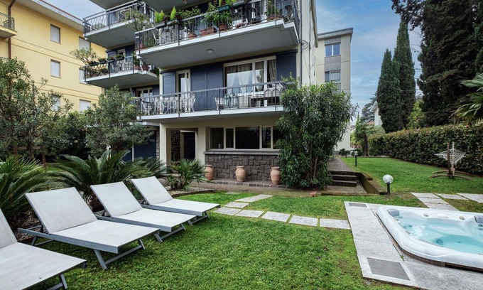 Desenzano del Garda Apartment | Lovely apartment for 6 guests with hot tub, sauna, A/C, WIFI, TV and terrace, close to Sirmione