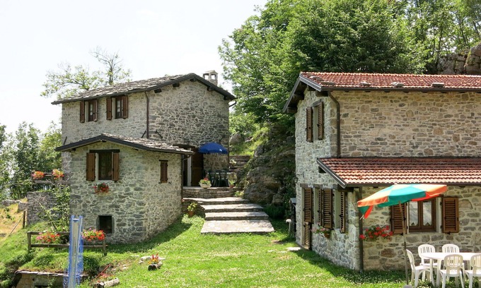 Fabbriche di Vallico Villa | Lovely apartment in villa for 12 people with private pool, WIFI, TV, patio and pets allowed