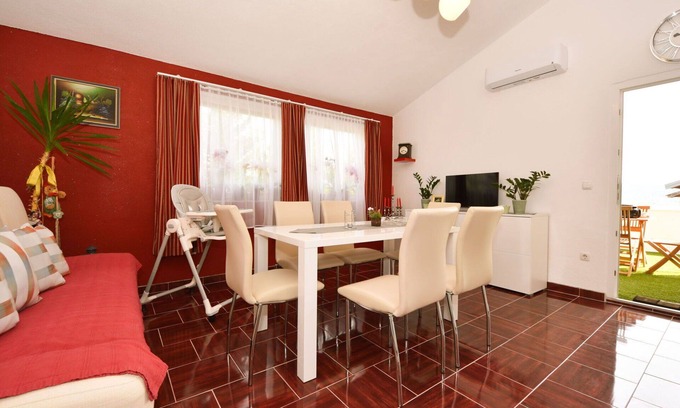 Obrovac Apartment | Lovely apartment for 4 guests with WIFI, A/C, TV and terrace