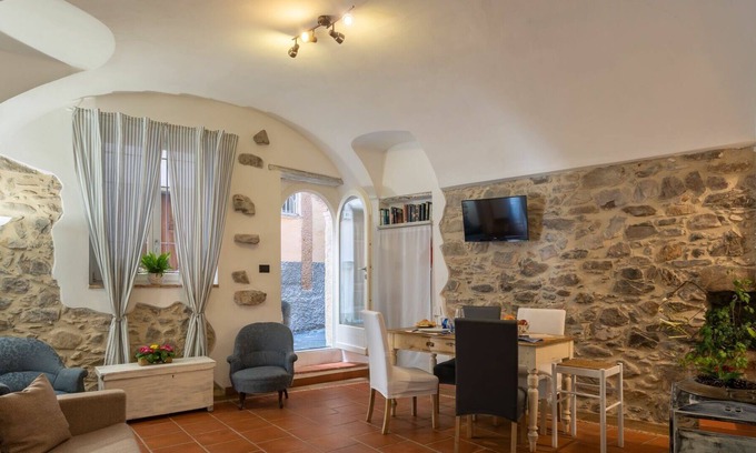 Cisano sul Neva Apartment | Lovely apartment for 6 people with WIFI, TV and pets allowed