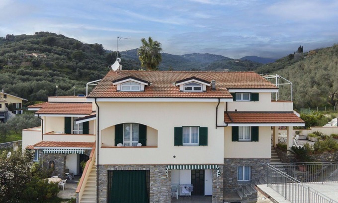 Diano Castello Apartment | Lovely apartment for 6 people with pool, WIFI, TV, terrace and pets allowed