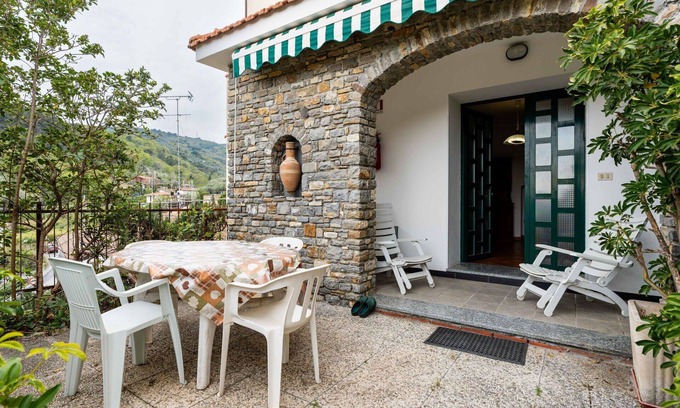 Diano Castello Apartment | Lovely apartment for 5 people with WIFI, pool, TV, terrace and pets allowed