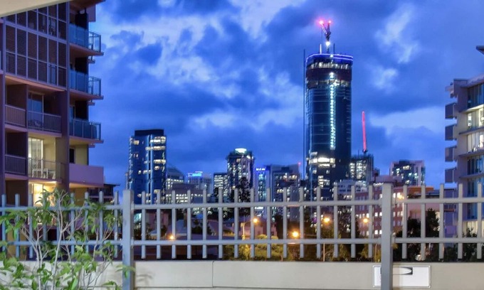 Kangaroo Point Apartment | Lovely apartment in the heart of Kangaroo Point with gym access!