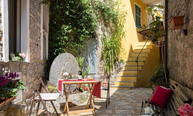 Pietrabruna Apartment | Lovely apartment for 4 guests with WIFI, A/C, TV, terrace and pets allowed