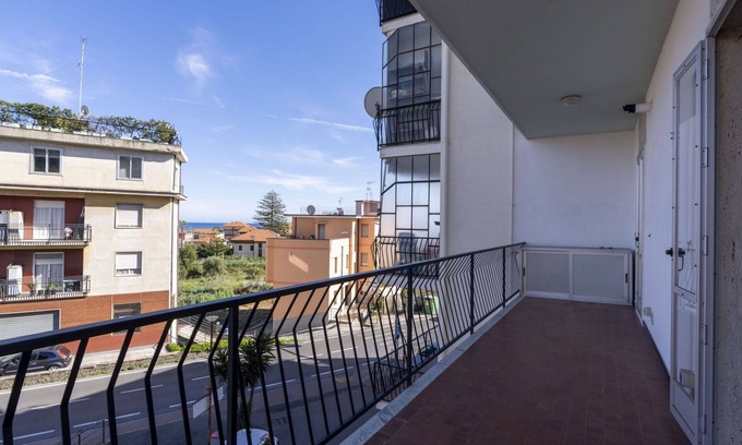 Riva Ligure Apartment | Lovely apartment for 6 people with WIFI, A/C, TV, balcony and pets allowed