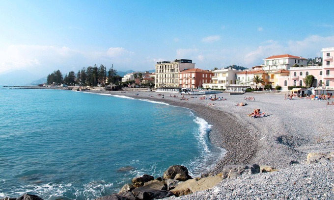 Ospedaletti Apartment | Lovely apartment for 5 guests with WIFI, terrace and pets allowed