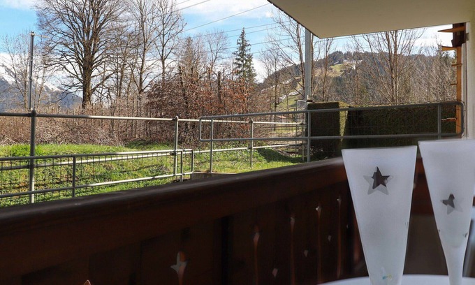 Saanen Apartment | Lovely apartment for 4 people with WIFI, TV, balcony and panoramic view