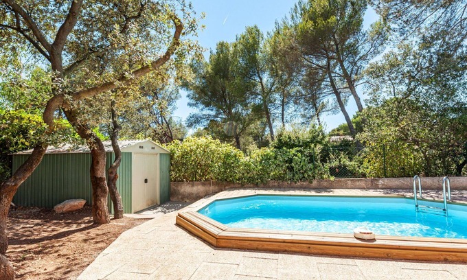 Lambesc Apartment | Lovely apartment for 4 people with WIFI, pool, TV, patio and pets allowed