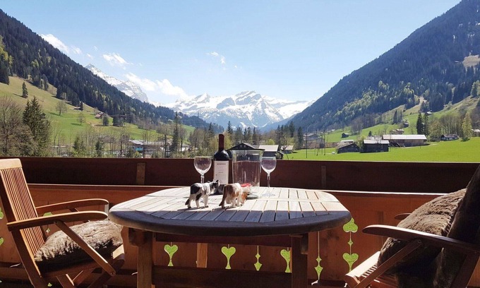 Gstaad Apartment | Lovely apartment for 4 guests with WIFI, TV and balcony