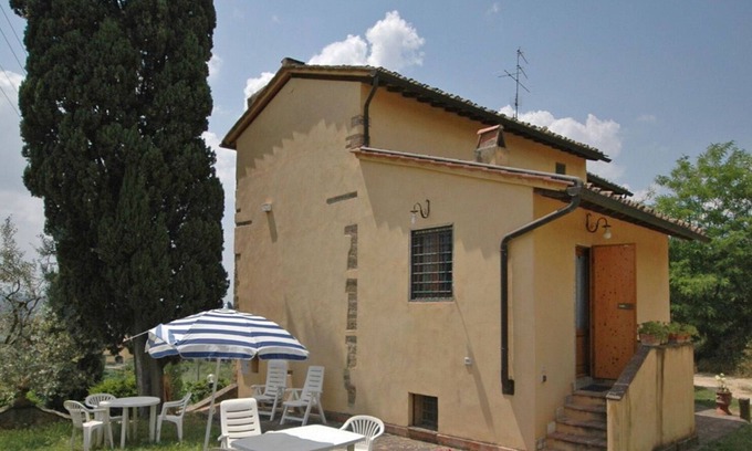 Scandicci Apartment | Lovely apartment for 4 guests with pool, WIFI and TV, close to Florence