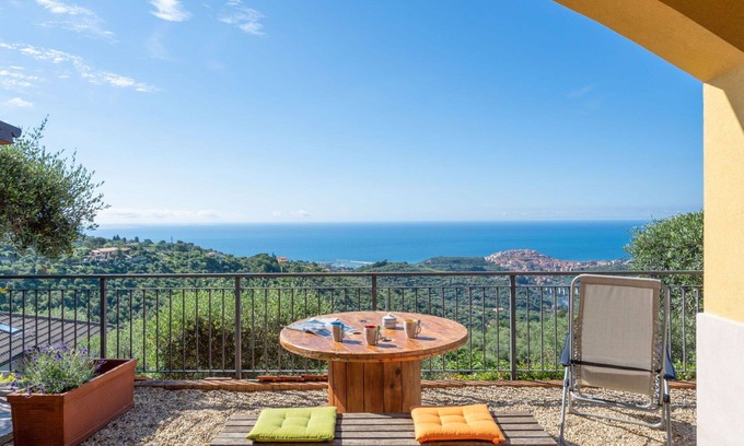 Artallo Apartment | Lovely apartment for 4 guests with WIFI, A/C, TV and patio