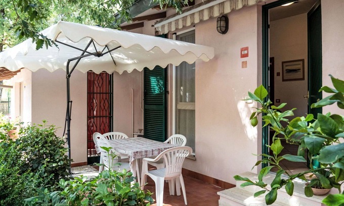 San Feliciano Apartment | Lovely apartment for 4 guests with A/C, WIFI, pool, TV, patio and pets allowed