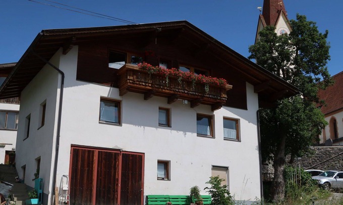 Kauns Apartment | Lovely apartment for 6 guests with WIFI, TV, balcony and pets allowed
