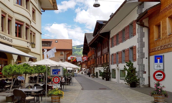 Saanen Apartment | Lovely apartment for 8 people with WIFI, TV and terrace