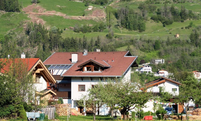 Prutz Apartment | Lovely apartment for 8 guests with WIFI, TV, balcony and parking