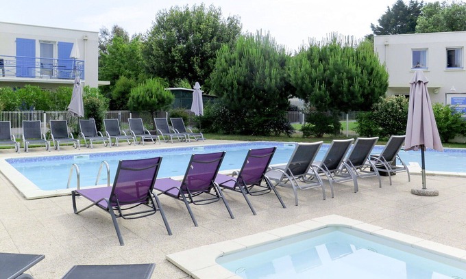 Saint-Palais-sur-Mer Apartment | Lovely apartment for 8 guests with WIFI, pool, hot tub, TV, terrace and pets allowed