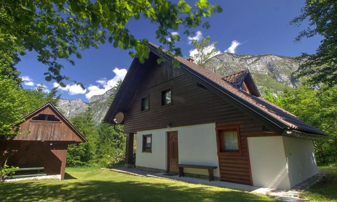 Ukanc Apartment | Lovely apartment for 5 guests with TV, patio and parking