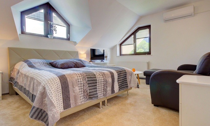 Bled Apartment | Lovely apartment for 4 guests with WIFI, TV and balcony