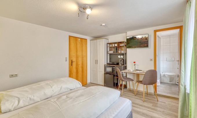 Oberweissenbrunn Apartment | Lovely apartment in Bischofsheim with WiFi