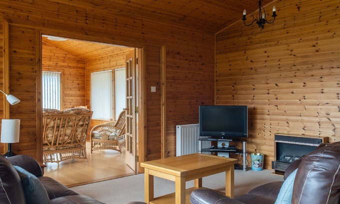 Drumnadrochit House | Lovely apartment in villa for 6 guests with WIFI, TV, patio and panoramic view