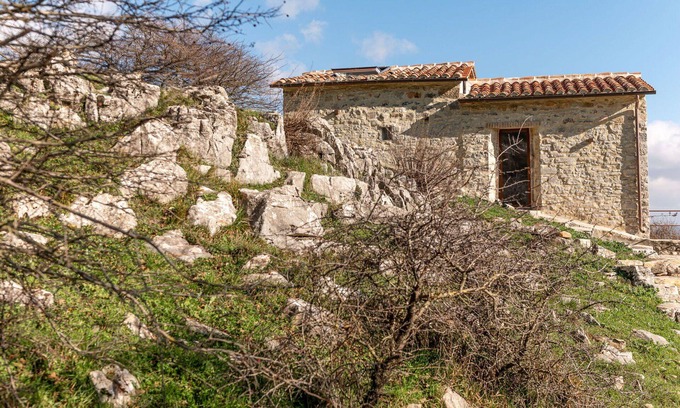 Arcidosso House | Lovely apartment in villa for 2 guests with patio and pets allowed