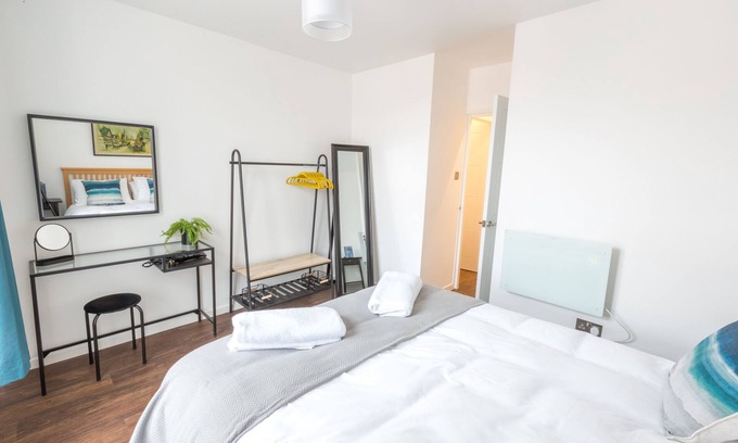 Chester Apartment | Lovely apartment in the heart of Chester with parking. Close to all attractions.
