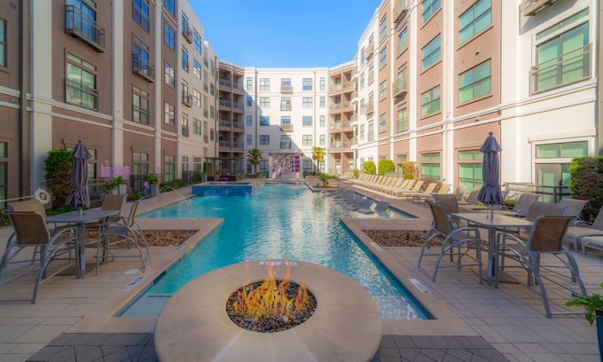 Oak Lawn Apartment | Lovely Apartment in Uptown hub