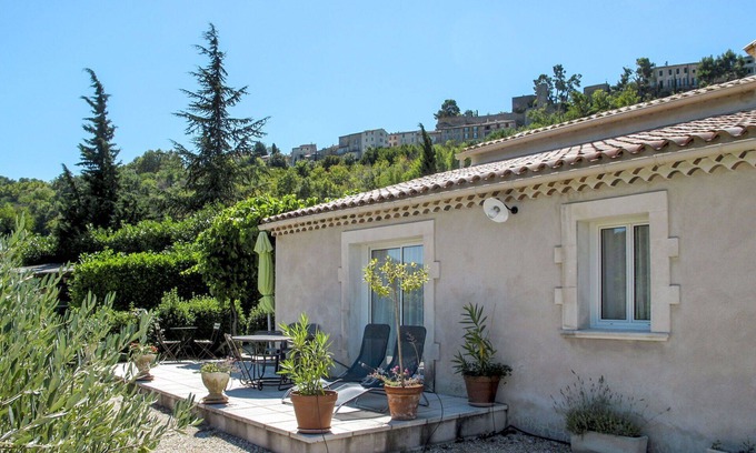 Menerbes House | Lovely apartment in villa for 4 guests with WIFI, TV and terrace