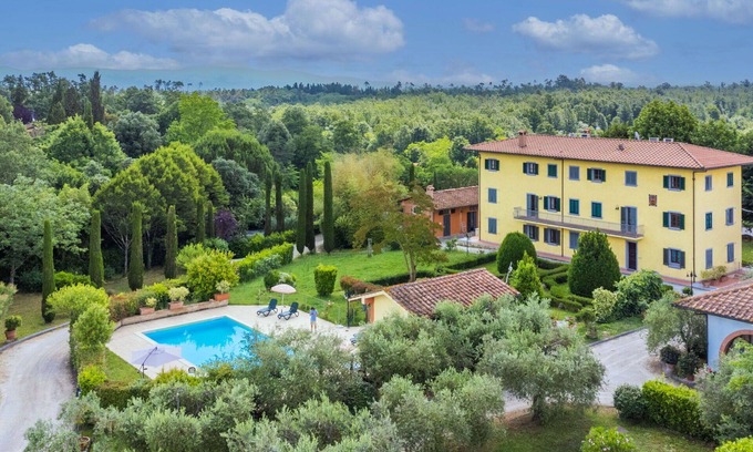 Fucecchio Villa | Lovely apartment in villa for 15 people with WIFI, A/C, private pool, hot tub, TV and pets allowed