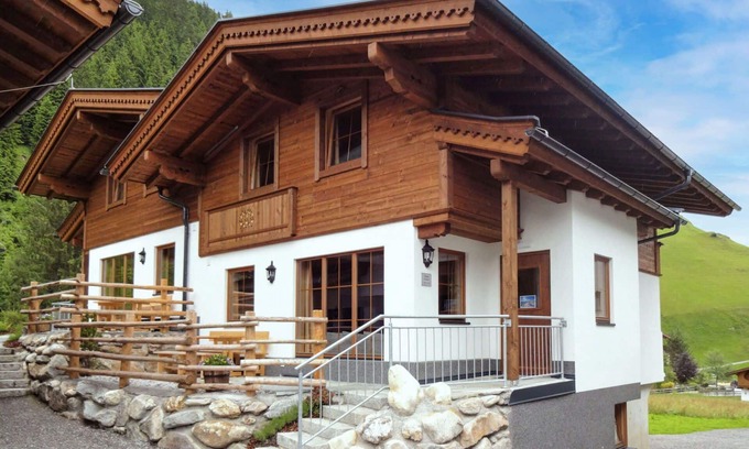 Juns House | Lovely apartment in villa for 9 guests with WIFI, TV and terrace