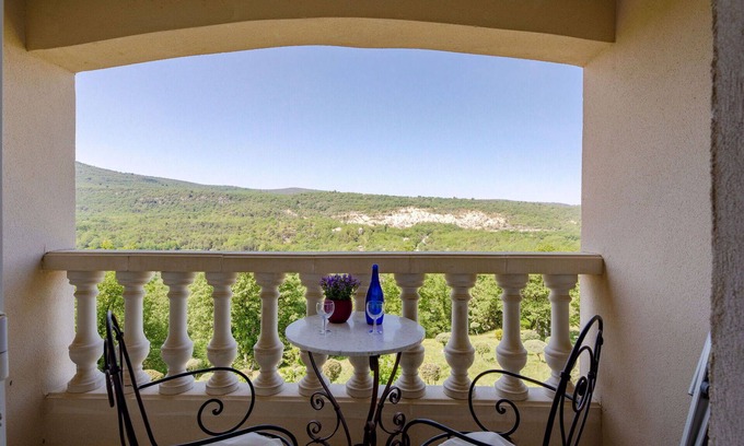 Bauduen Villa | Lovely apartment in villa for 6 guests with WIFI, TV, balcony, pets allowed and panoramic view