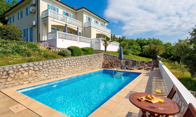 Martina House | Lovely apartment in villa for 6 guests with A/C, pool, WIFI, TV, terrace and pets allowed