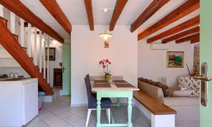 Kastelir House | Lovely apartment in villa for 6 people with pool, A/C, WIFI, TV, patio and pets allowed