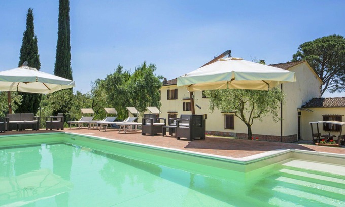 Lamporecchio Villa | Lovely apartment in villa for 18 people with WIFI, private pool, TV, balcony and pets allowed