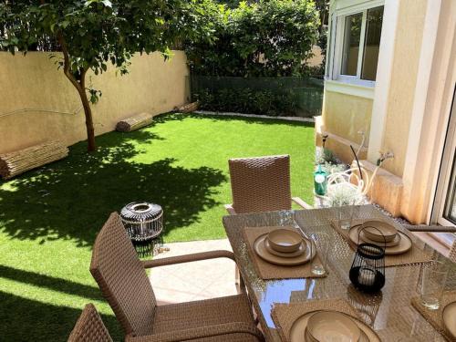 Marousi Apartment | Lovely Apartment with Garden and indoor Fireplace!