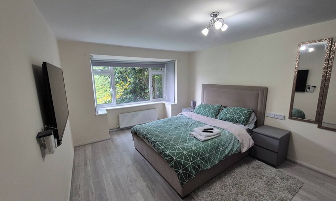 Borehamwood Apartment | Lovely & Beautiful 2 Bed-Apartment in Borehamwood