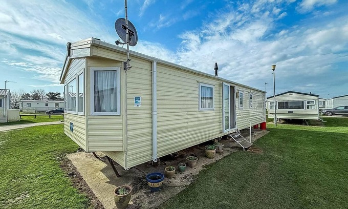 Hopton House | Lovely caravan with free WiFi nearby Great Yarmouth seaside town ref 20085BS