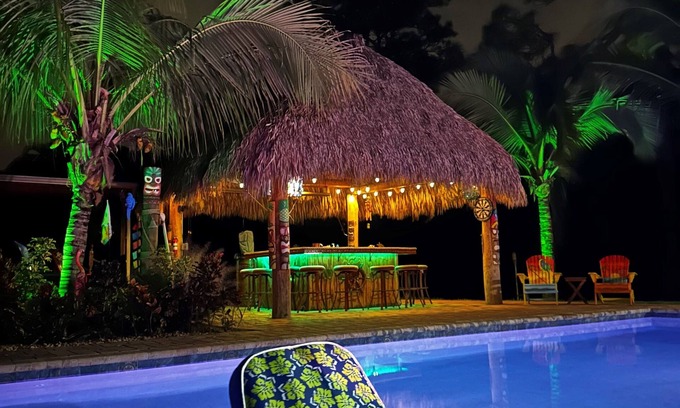 Hunt Club House | Lovely Casa Tropicana Lox - Private Guesthouse and Pool, Dog Friendly!