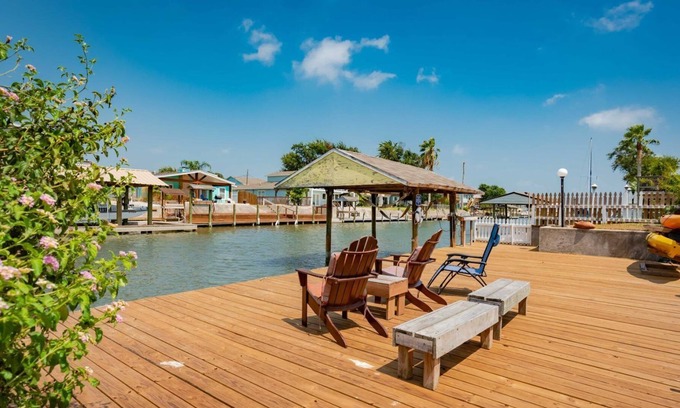 Palm Harbor House | Lovely coastal home on a deep canal near Estes Flats!