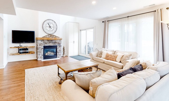 The Blue Mountains Condo | Lovely condo overlooking golf course w/seasonal pool & near Monterra Golf Course