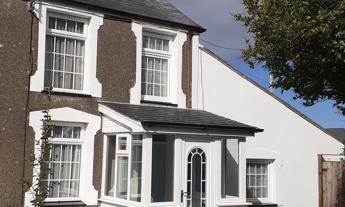 Garn Fadryn Cottage | Lovely Cottage In Morfa Nefyn. 3 bed 2 bath. No pets.