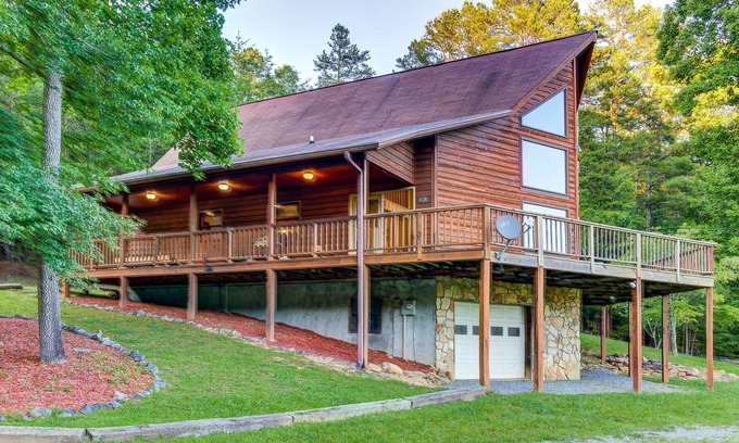 Morganton Cabin | Lovely dog-friendly cabin w/ lots of grassy space for kids + free WiFi & deck!
