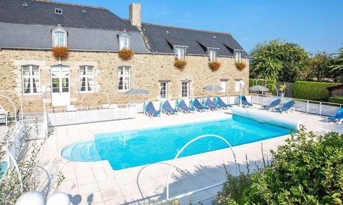 Saint-Jouan-des-Guerets Apartment | Lovely apartment for 4 people with pool, WIFI, TV, terrace and parking