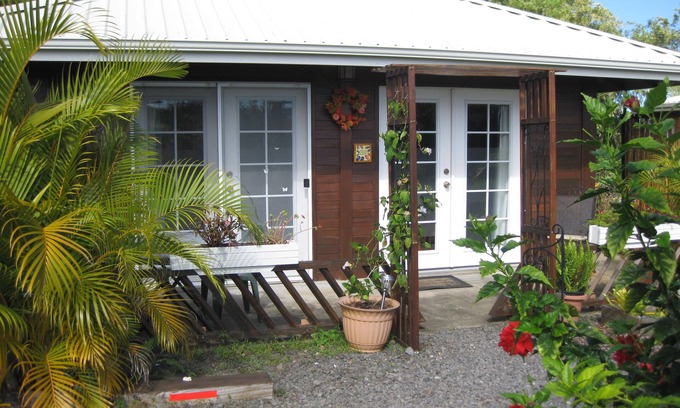 Ninole Apartment | Lovely garden cottage, Hamakua waterfall district, 100% solar